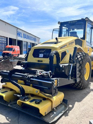 BOMAG BW213 DH-P 5 Walzenzug mit Verdichterplatten