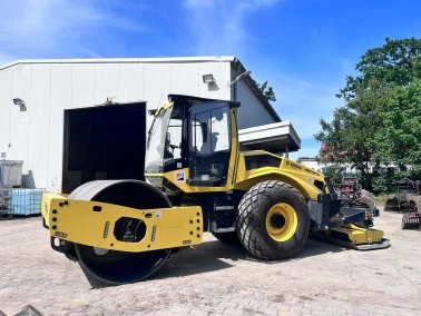 BOMAG BW213 DH-P 5 Walzenzug mit Verdichterplatten