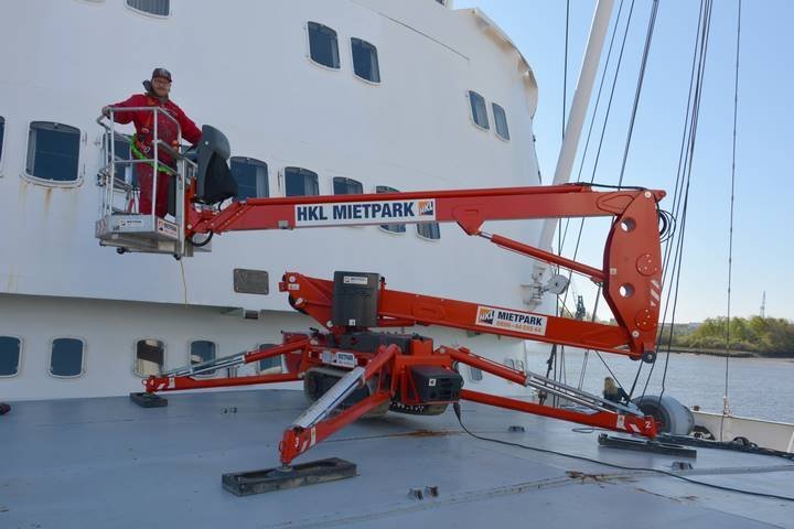 Eine Raupenbühne aus dem HKL ATC Hamburg im Einsatz auf der Cap San Diego.