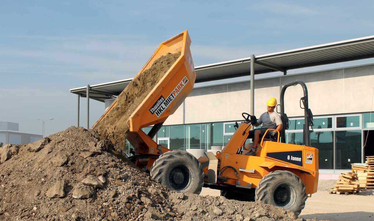 Permanent im Einsatz: Ein wendiger Drehkipp-Dumper transportiert den anfallenden Aushub und befördert Schüttmaterial für den Unterbau der Verkaufsflächen.