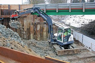 In 7,50 Metern Tiefe arbeitet ein Kompaktbagger aus dem HKL MIETPARK an den Fundamenten der neuen Brücke in Lübeck.