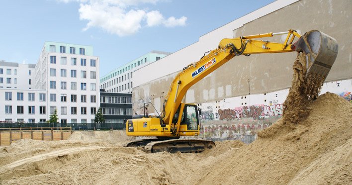 Kettenbagger von HKL beim Bau des Wohnkomplexes "The Mile!" in Berlin
