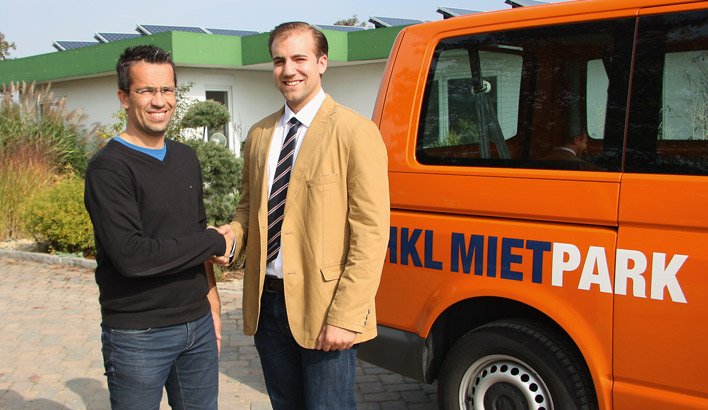 Björn Joachim von der Aerzener Ga-La-Bau GmbH und Adrian Cords von HKL BAUMASCHINEN bei der Übergabe des Profi-Tischkicker