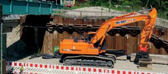 Ein 25-Tonnen-Kettenbagger von HKL bei Brückenarbeiten im Berliner Stadtteil Sterndamm.