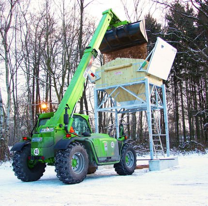 Für den Winterdienst ist die Teleskopmaschine von Merlo aus dem HKL MIETPARK ein effizienter Helfer bei der Befüllung von Streugutbehältern.