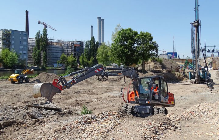 Zahlreiche Maschinen aus dem HKL MIETPARK sind bei dem visionären Bauprojekt am Berliner Holzmarkt im Einsatz
