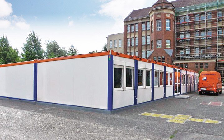 Zahlreiche Container von HKL dienen derzeit Schülerinnen und Schülern der Trelleborg Schule als Klassenraum