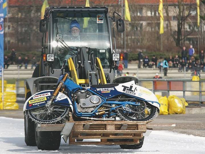 Ein Radlader aus dem HKL MIETPARK transportiert ein verunglücktes Motorrad ab