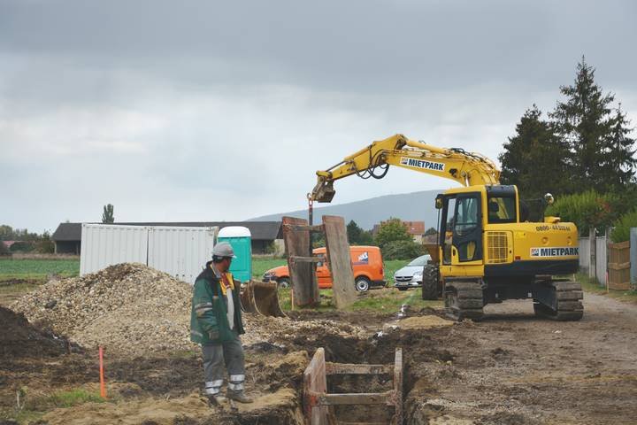 Ein Raupenbagger aus dem HKL MIETPARK hilft bei der Erschließung eines Neubaugebiets in Marchegg.