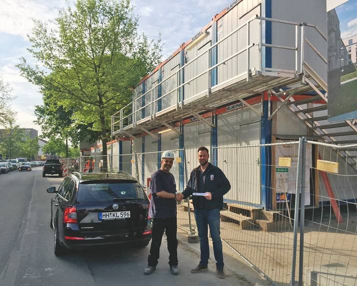 Frank Wegener, Kundenberater im HKL Center Münster (r.) und Paulo des Reis Silva, Oberpolier bei AUG. PRIEN Bauunternehmung.