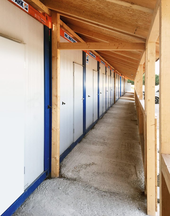 HKL stellt dem Baupersonal eine einstöckige Anlage aus 15 Containern und angebauter Holzveranda als Unterkunft zur Verfügung