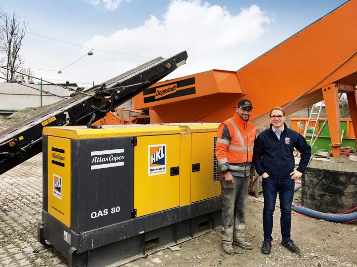 Valentin Sattler und Frederik Osterheide von HKL an der neuen Recyclinganlage mit dem mobilen Aggregat aus dem HKL Stromcenter